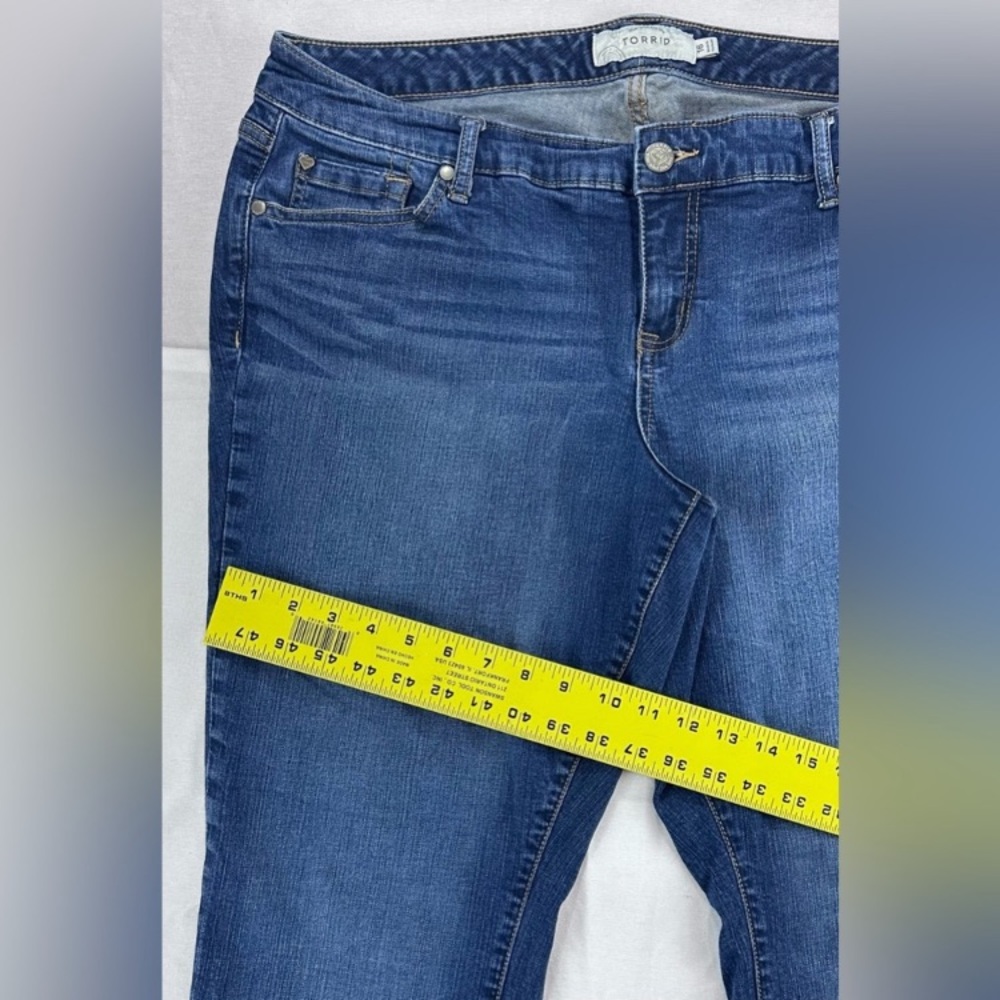Torrid Womens Size 16 Cropped Jeans Dark Wash Raw Hem Stretch Denim - Picture 13 of 15
